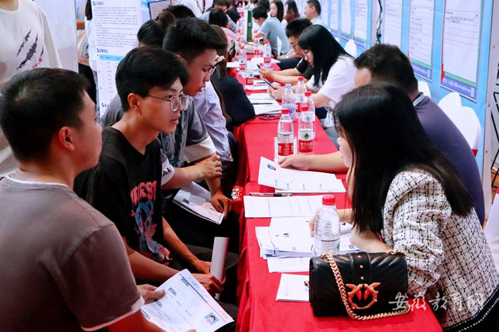 beat365平台唯一官网举办“百日冲刺促就业”2023届毕业生夏季双选会3.png