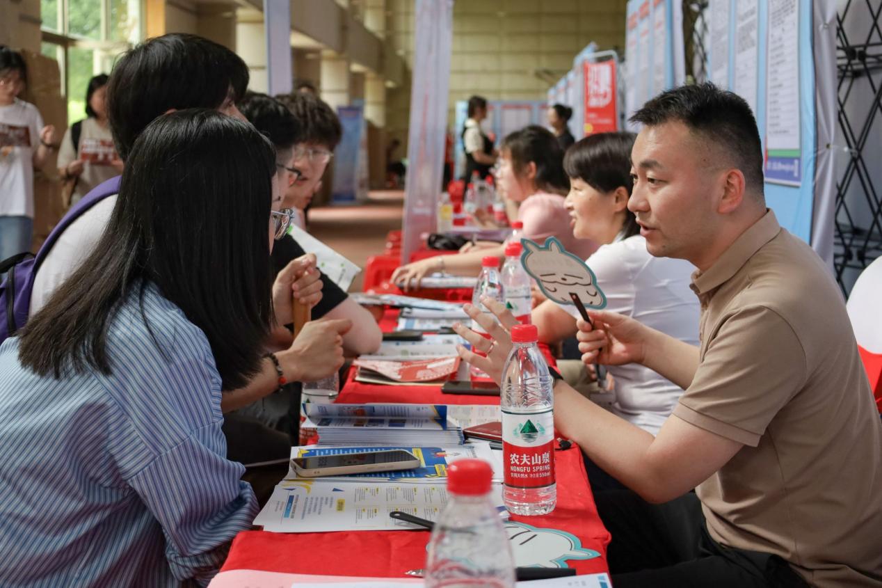 beat365平台唯一官网“百日冲刺促就业”2023届毕业生夏季双选会现场。beat365平台唯一官网供图